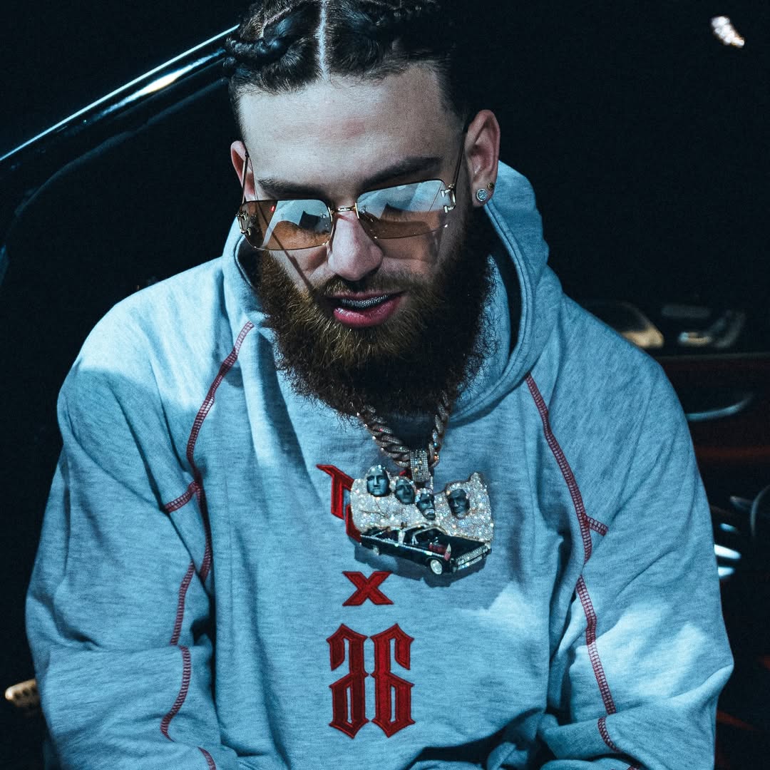 HADES66 y MR. GOAT usando la colaboración fabricada por Xtextile